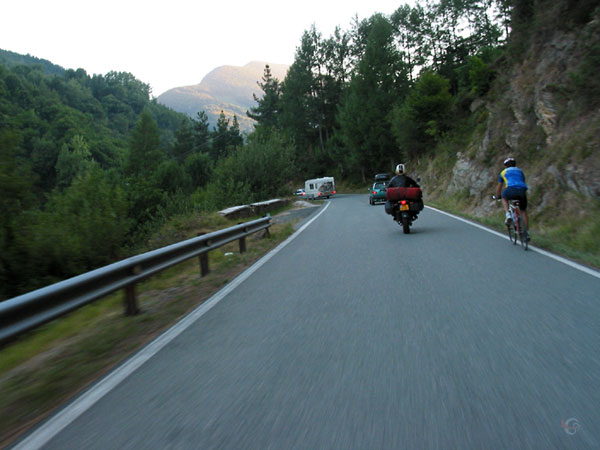 Caravan, auto, racefiets en motorrijder