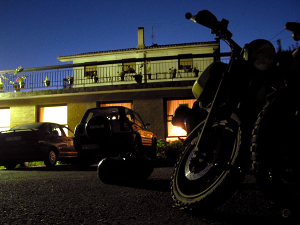 De motor in het donker voor het hotel