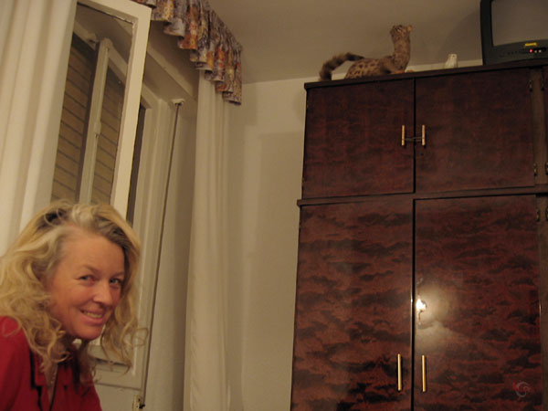 Sylvia in hotelkamer met vreemde kast