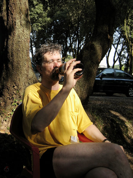 Ernst met flesje bier aan z'n mond