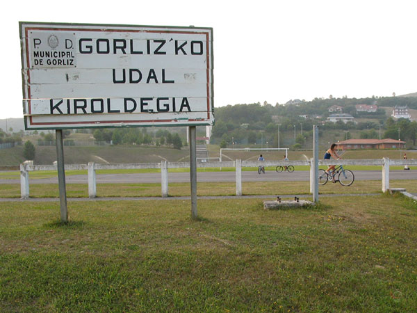 Sportterrein met bord: Gorlizko Udal Kiroldegia