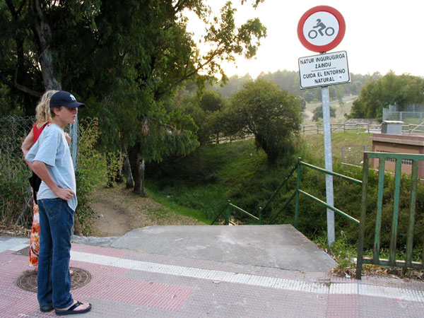 Pieter en Sylvia bij een trappetje met een verbodsbord voor motoren