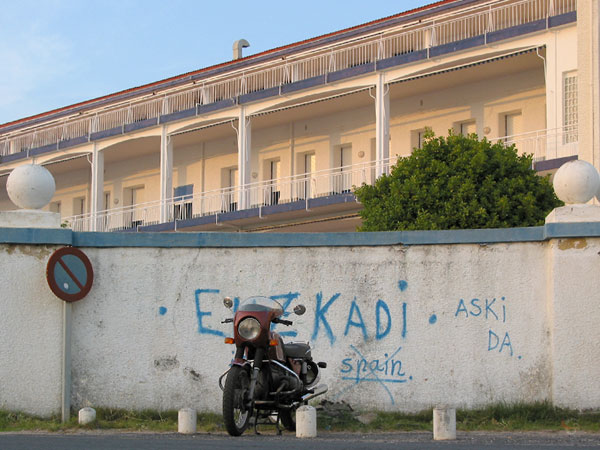 Opschrift op muur (met BMW ervoor): Euzkadi, en Spain doorgekrast