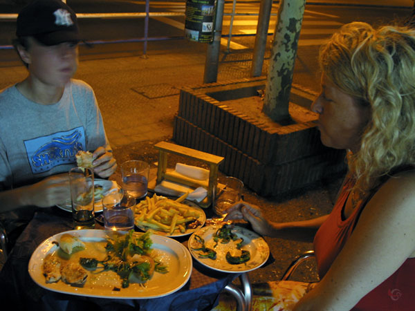 Sylvia en Pieter met borden met eten voor zich