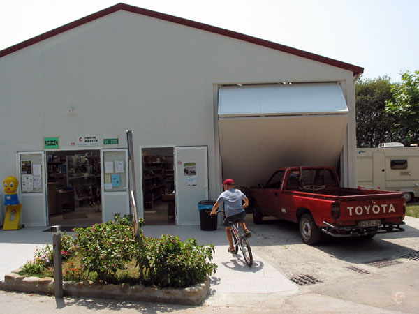 Winkel, jongetje op fiets, Toyota pickup