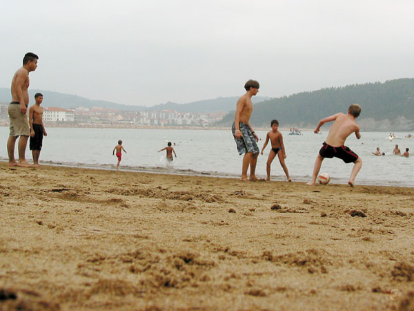 Voetballen op het strand, actiefoto van Pieter