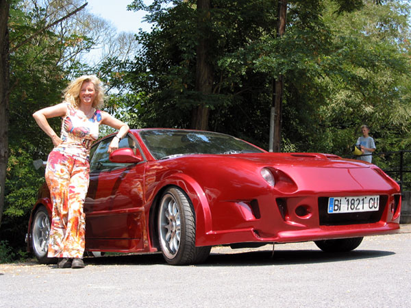 Sportauto met Sylvia ernaast