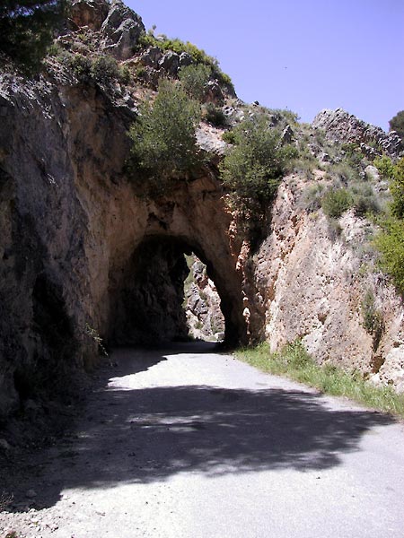 Tunnel door rode rots