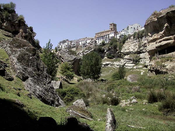 Witte huizen en bakstenen kerk van Alhama de Granada vanuit de kloof gezien