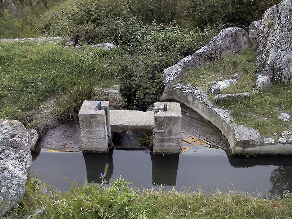 Sluisje met water ervoor