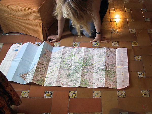 Sylvia bestudeert op de grond uitgespreide kaart