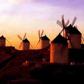 Windmolens in avondlucht