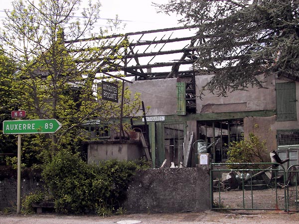 Afgebrande boerderij en bordje Antiquités