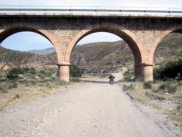 Onverhard onder viaduct door