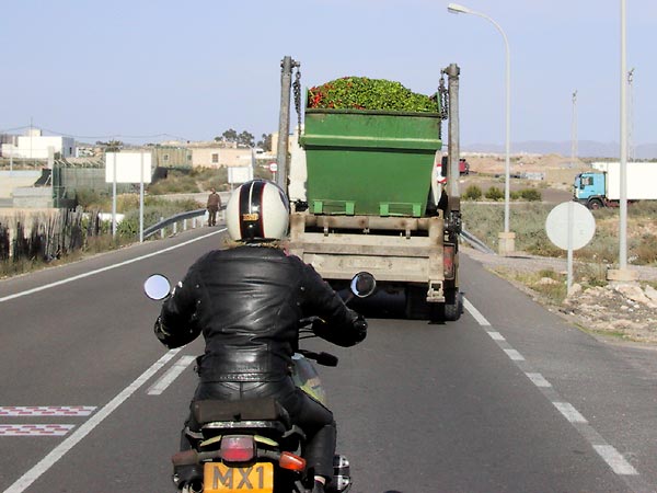 Sylvia achter vrachtwagen vol groene en rode paprika