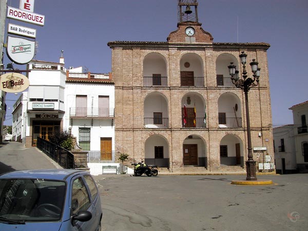 Plaza mayor met ayuntamiento en de motoren er voor