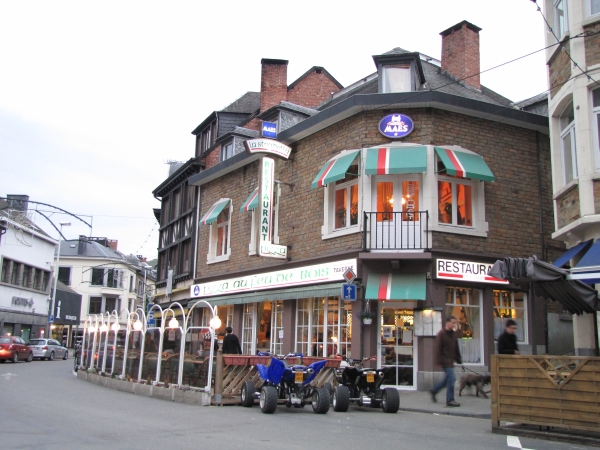 Quads buiten een restaurant