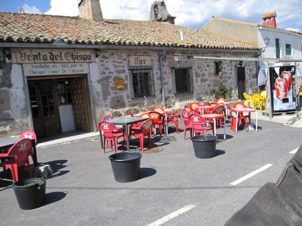 Bar met rode plastic stoelen buiten