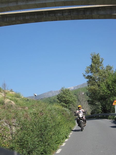 Tenere onder viaduct door