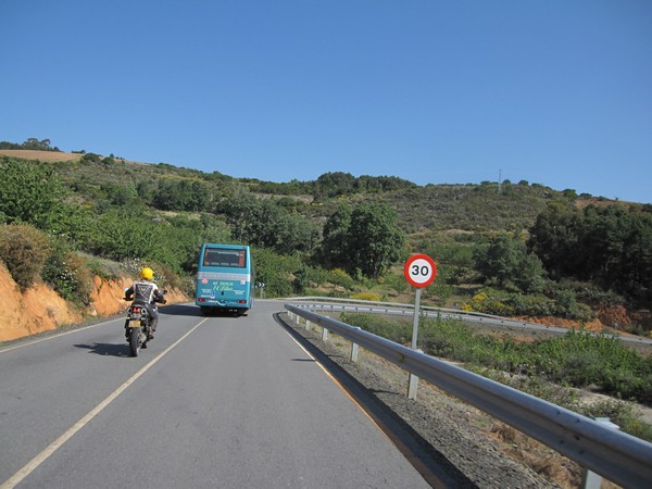 Tenere achter bus in de bocht