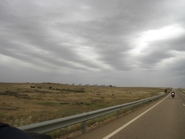 Tenere, bewolkte lucht, lange rechte weg