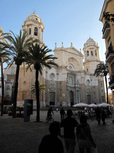 Plein, palmen, witte kerk