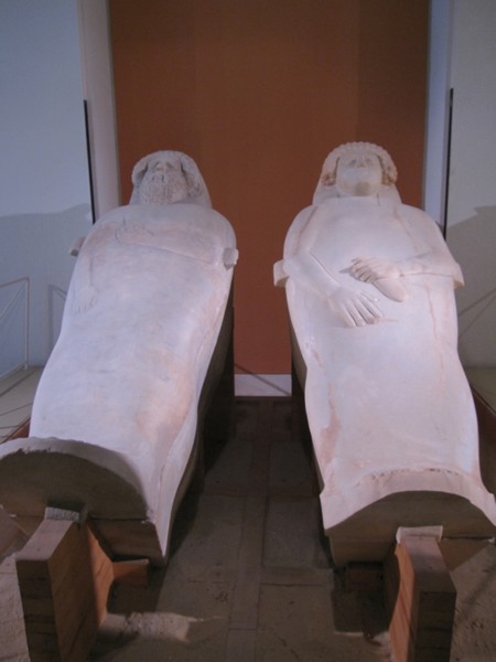 Twee sarcofagen in de vorm van een man en een vrouw