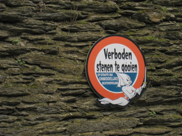 Verbodsbord: verboden met stenen te gooien