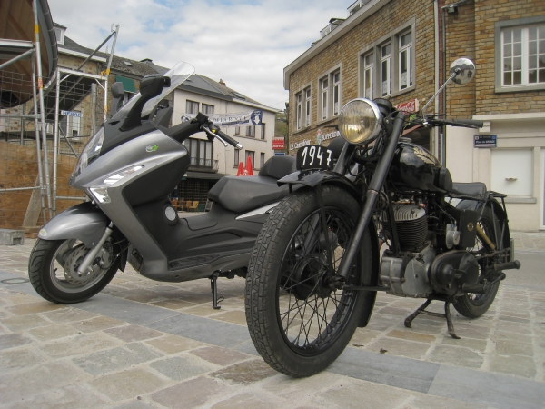 Sarolea en motorscooter