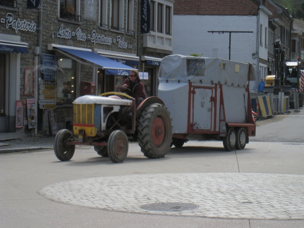 trekker op rotonde