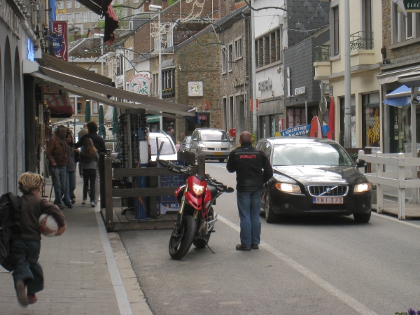 Ducati met berijder in La Roche