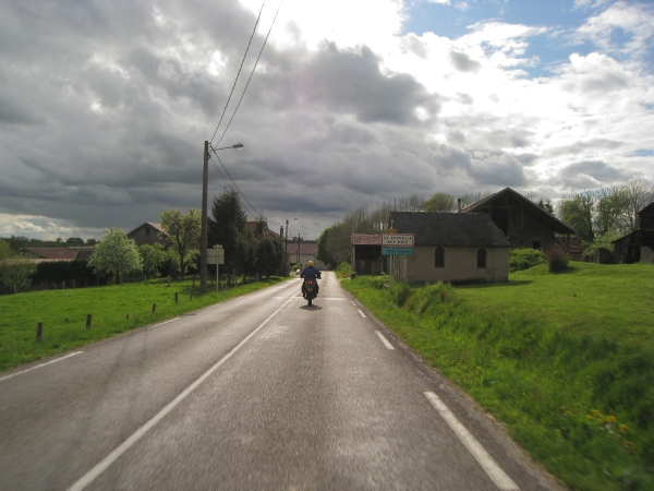 donkere wolken boven een Frans dorp