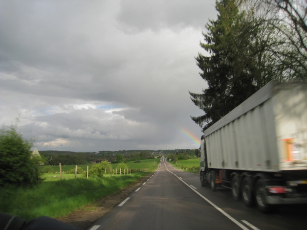 Vrachtwagen en regenboog