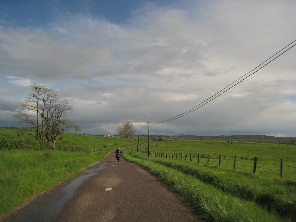 motorrijder in open landschap