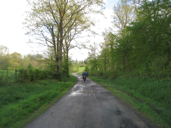 motorrijder op weggetje door open bos