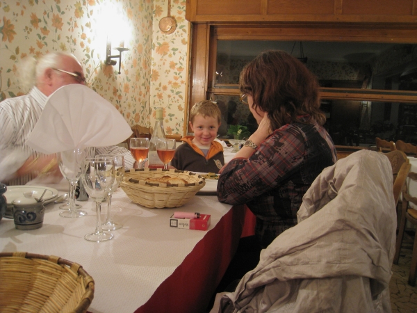 Jongetje bij tafel in restaurant