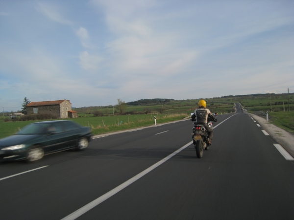 Brede weg met motorrijder