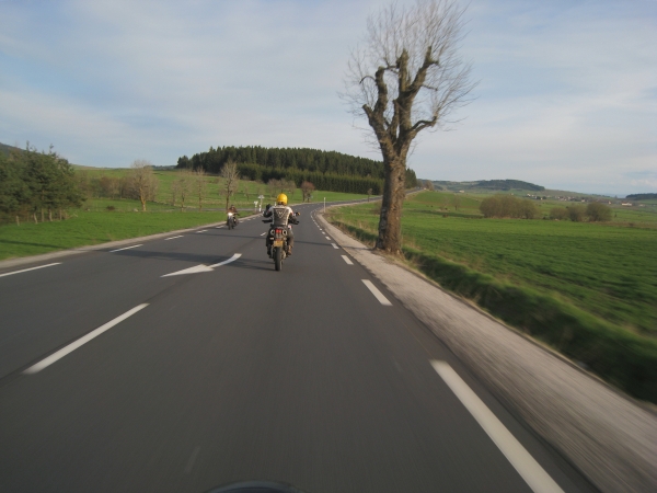 Motorrijders groeten elkaar