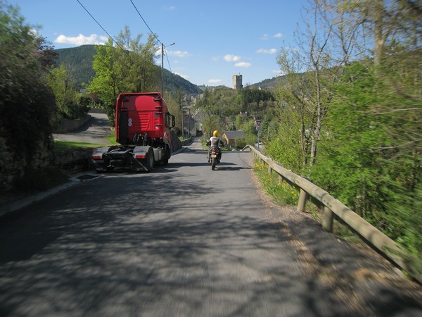 Tenere op smal weggetje langs truck