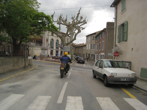 Tenere op kruising in stadje