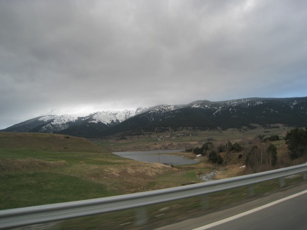 bergmeer en besneeuwde bergen