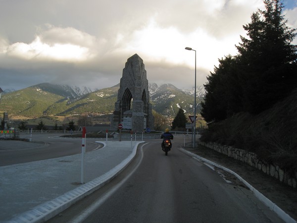 Tenere, rotonde met vreemd monument