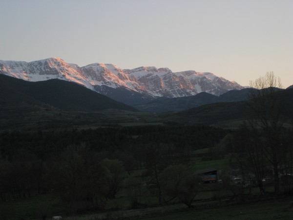 Besneeuwde bergen in de zon