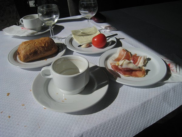 Tafel met ontbijt