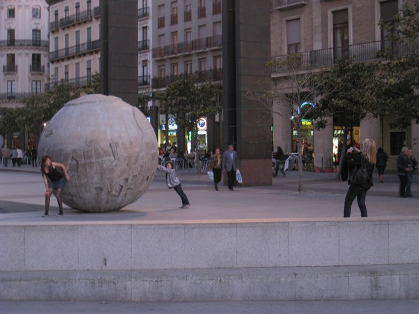 Stenen bal en kinderen