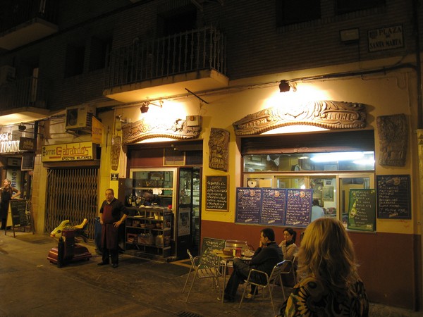 Bar met tapas op schoolborden aangegeven