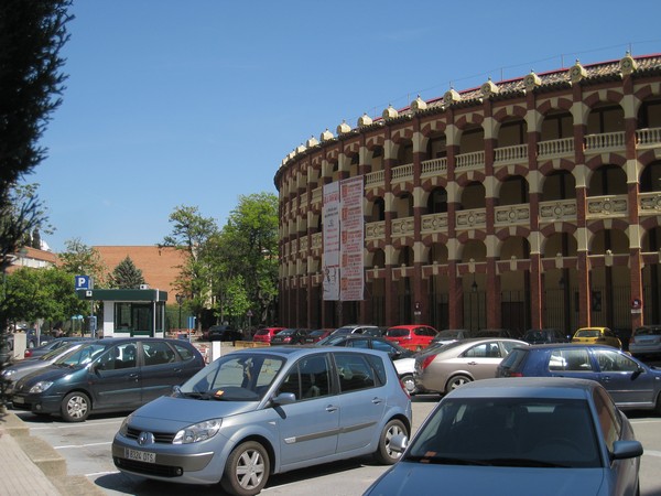 Rond gebouw in rood-geel