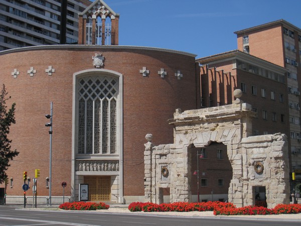 Oude poort naast ronde kerk