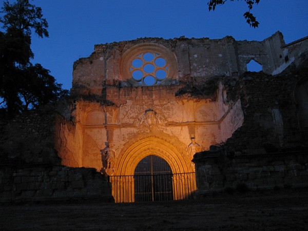 Poort onder afgebroken muur