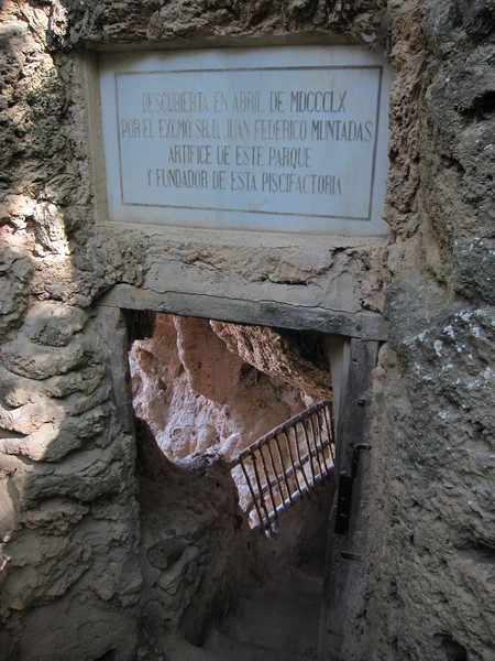 Poortje met doorkijkje in grot